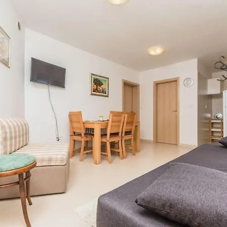 Grosse In Mit Garten, Grill Und Terrasse Appartement