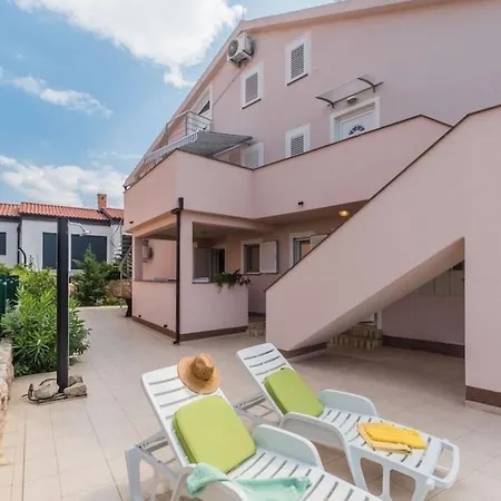 Grosse In Mit Garten, Grill Und Terrasse *