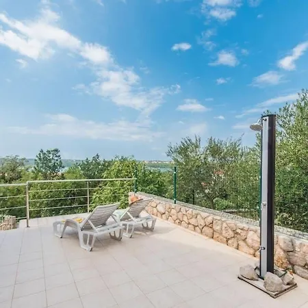 Grosse In Mit Garten, Grill Und Terrasse